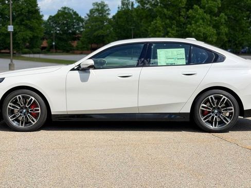 New 2027 BMW 540i xDrive w/ M Sport Package AWD/4WD image 3
