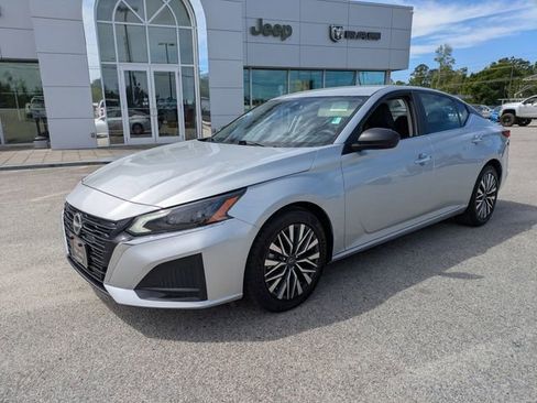 Used 2024 Nissan Altima 2.5 SV FWD image 8