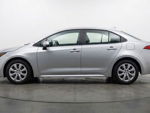 Used 2025 Toyota Corolla LE FWD image 5