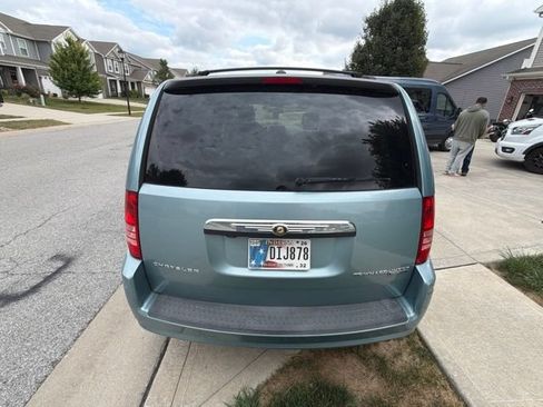 Used 2010 Chrysler Town & Country Touring FWD image 9