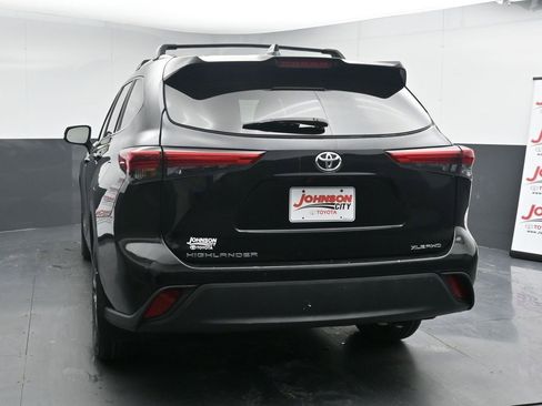 Used 2023 Toyota Highlander XLE image 6