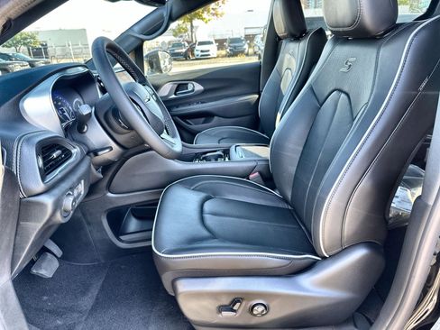 New 2026 Chrysler Pacifica Limited w/ S Appearance Package image 13