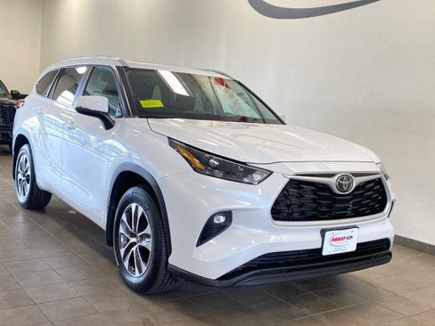 Used 2023 Toyota Highlander XLE AWD/4WD image 2