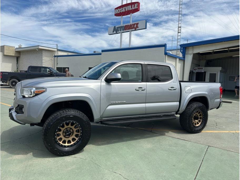 Used 2017 Toyota Tacoma SR5 w/ Tow Package AWD/4WD image 10