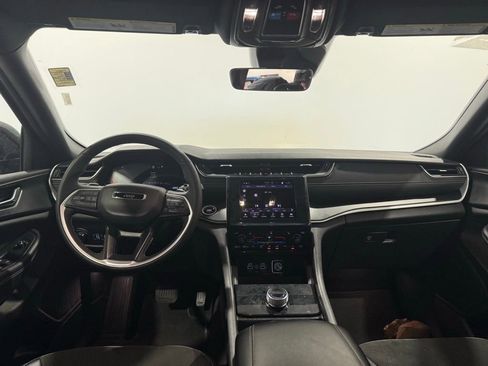 Used 2025 Jeep Grand Cherokee Altitude image 10