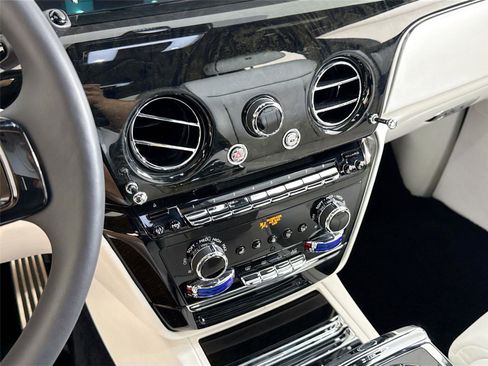 Used 2023 Rolls-Royce Phantom Sedan RWD image 21