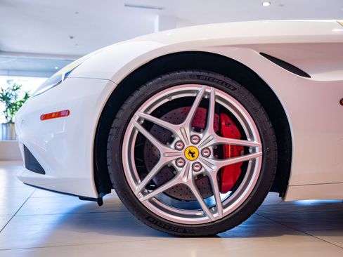 Used 2016 Ferrari California T RWD image 3