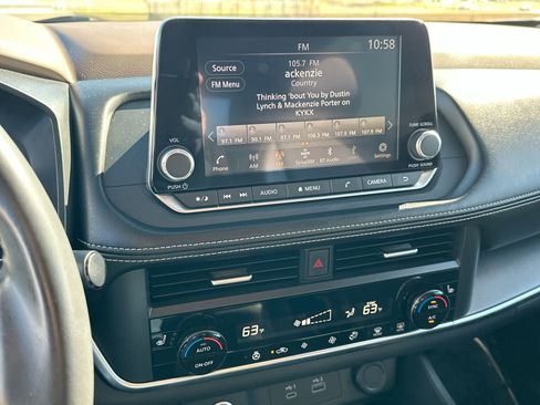 Used 2023 Nissan Rogue SV w/ SV Premium B Package image 16