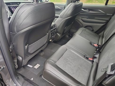 New 2025 Jeep Grand Cherokee Altitude image 30