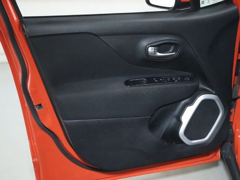 Used 2018 Jeep Renegade Latitude FWD image 16