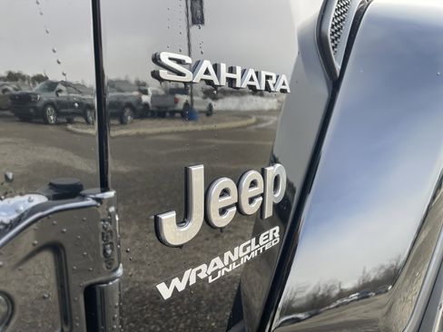 Used 2018 Jeep Wrangler Unlimited Sahara w/ Uconnect 4C Nav & Sound Group AWD/4WD image 24