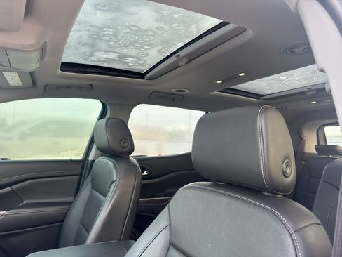 Used 2023 GMC Acadia SLT w/ Elevation Edition image 9