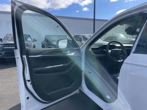 Certified 2023 Jeep Grand Cherokee Limited image 35