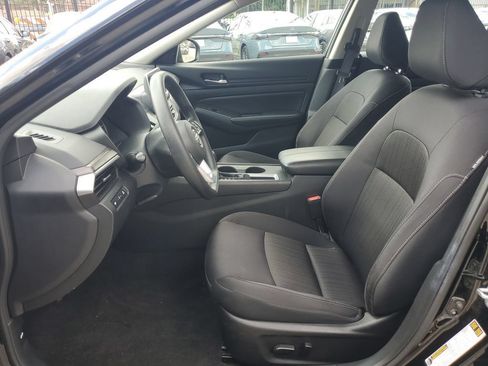 Used 2025 Nissan Altima 2.5 SV FWD image 16
