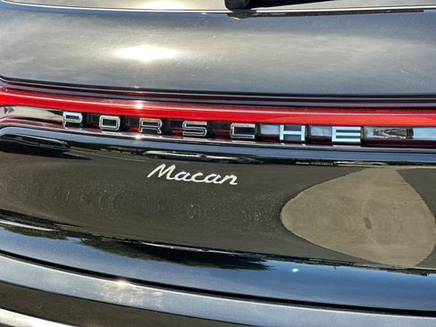 Certified 2022 Porsche Macan AWD/4WD image 32
