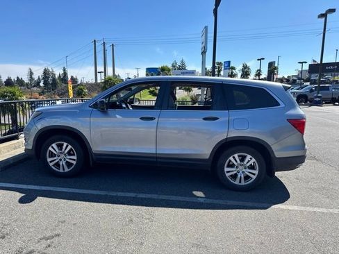 Used 2017 Honda Pilot LX image 2