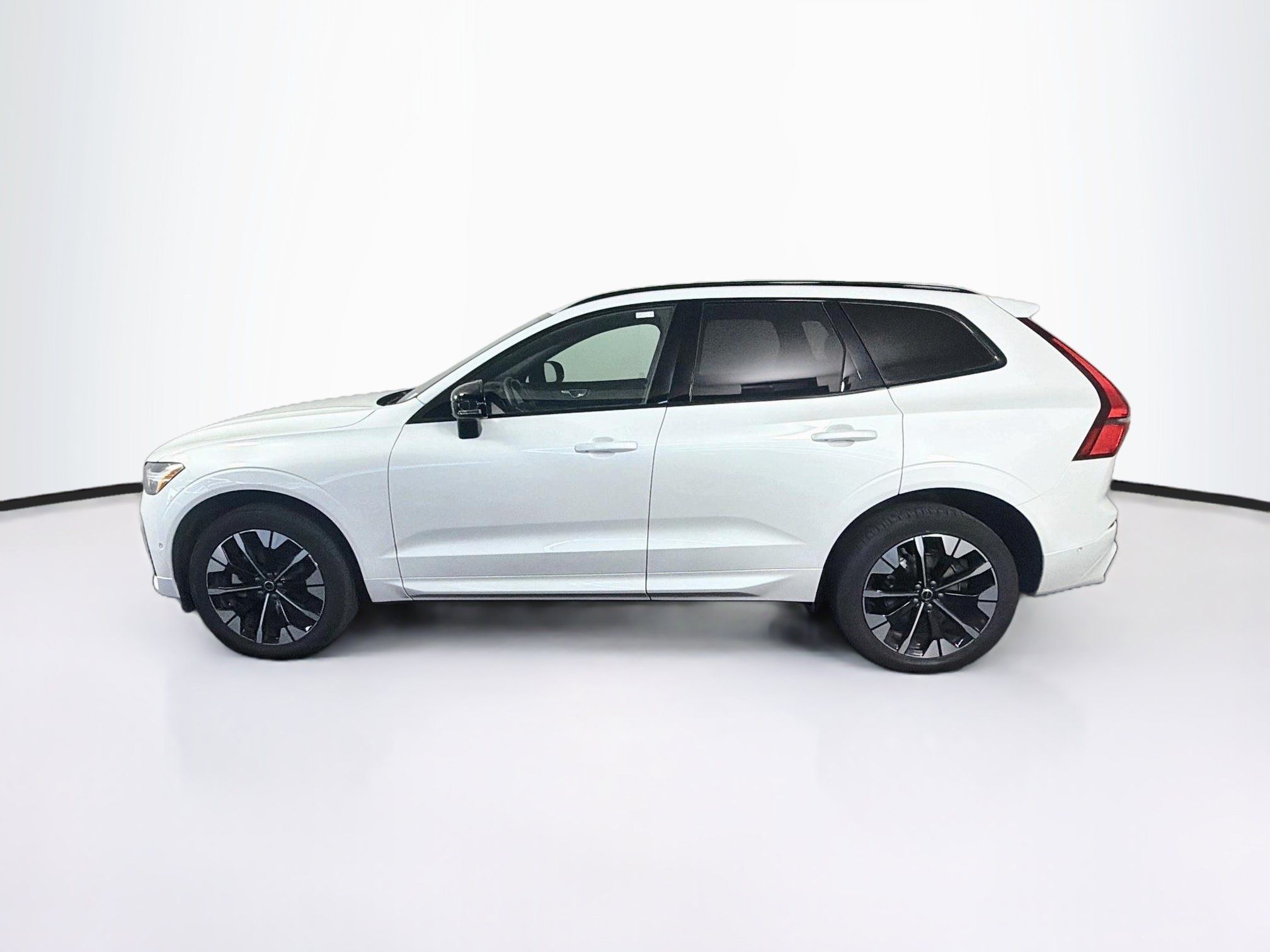 Used 2026 Volvo XC60 B5 Plus AWD/4WD image 4