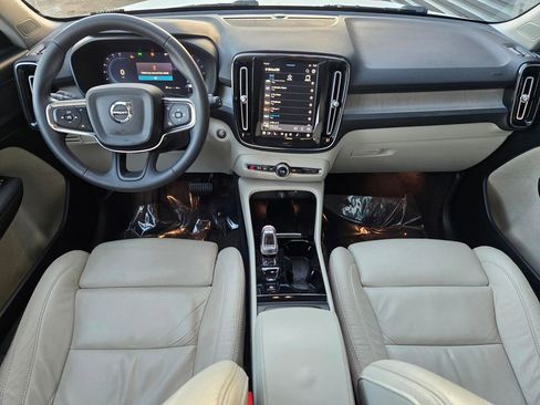 Used 2023 Volvo XC40 B5 Plus image 12