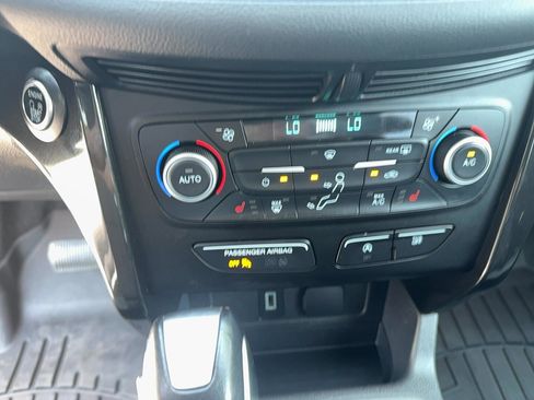 Used 2019 Ford Escape SE w/ SE Sport Appearance Package AWD/4WD image 18