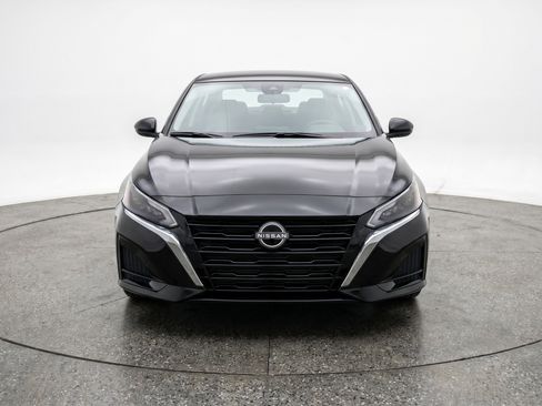 Used 2025 Nissan Altima 2.5 SV FWD image 2