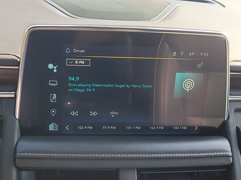 Used 2023 Chevrolet Suburban Premier image 25