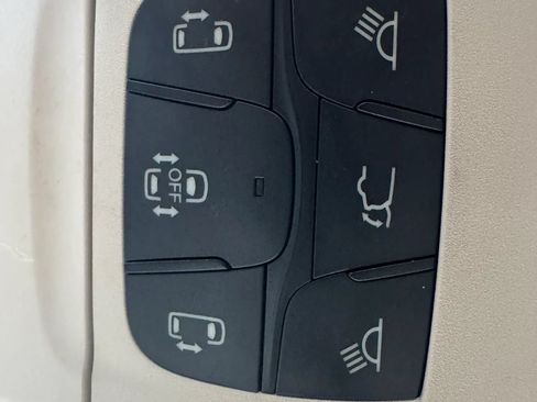 Used 2018 Chrysler Pacifica Touring-L w/ Tire & Wheel Group FWD image 22