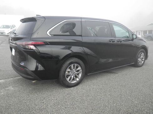 Used 2024 Toyota Sienna LE image 7