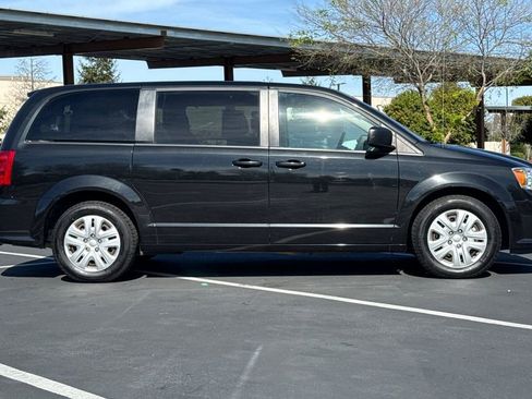 Used 2018 Dodge Grand Caravan SE w/ UConnect Hands-Free Group image 10