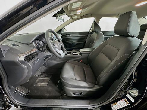 Used 2025 Nissan Altima 2.5 SV image 13