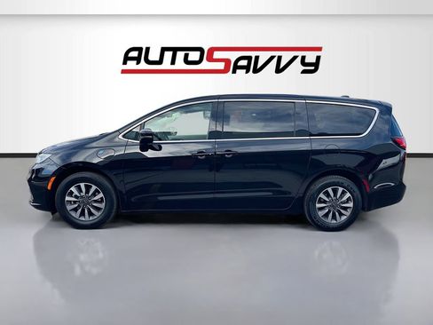 Used 2024 Chrysler Pacifica Limited FWD image 4