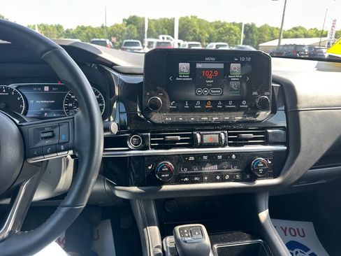 Used 2023 Nissan Pathfinder SL AWD/4WD image 23