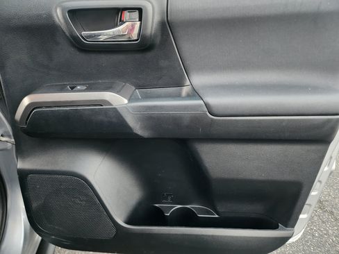 Used 2016 Toyota Tacoma TRD Off-Road AWD/4WD image 26