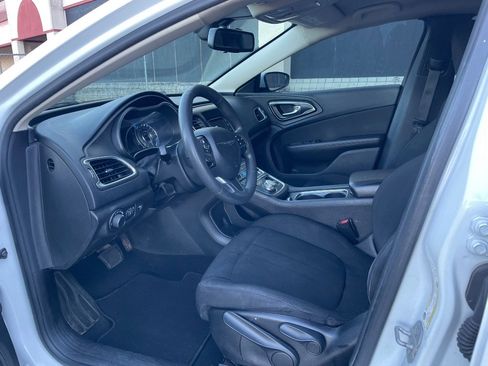 Used 2016 Chrysler 200 Limited image 3
