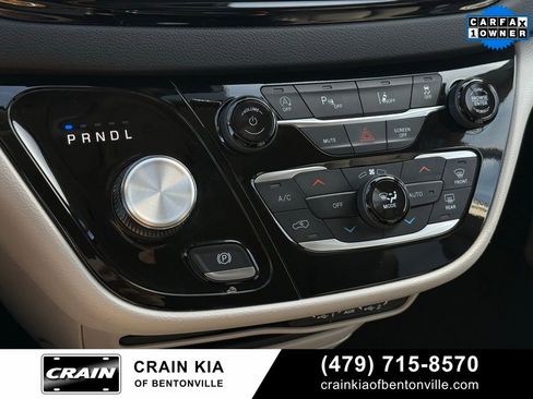 Used 2024 Chrysler Pacifica Touring-L image 18