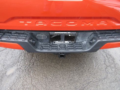 Used 2016 Toyota Tacoma TRD Sport w/ Towing Package image 9
