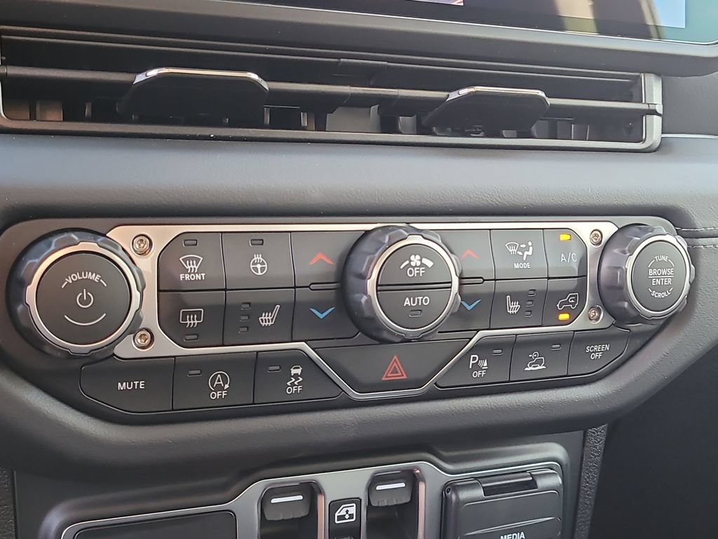 New 2026 Jeep Wrangler Unlimited Sahara AWD/4WD image 29
