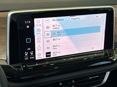 Used 2025 Volkswagen Atlas SE w/ Panoramic Sunroof Package FWD image 19
