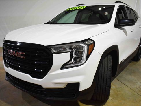 Used 2024 GMC Terrain SLE w/ Driver Convenience Package image 5