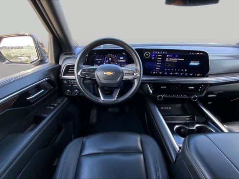 Used 2025 Chevrolet Suburban LT RWD image 6