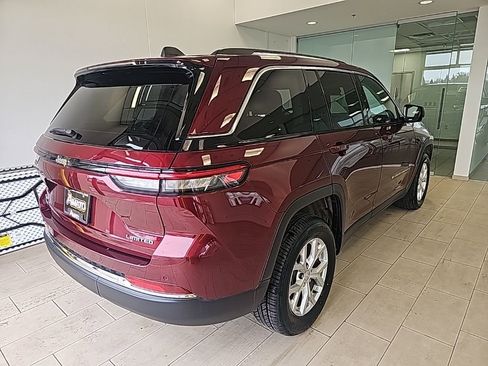 Used 2024 Jeep Grand Cherokee Limited image 5