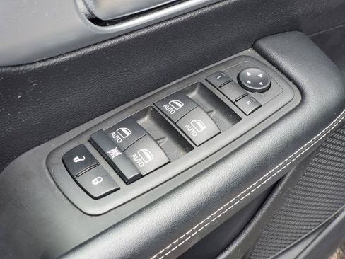 Used 2022 Chrysler Pacifica Touring-L w/ Uconnect Theater Family Group FWD image 21
