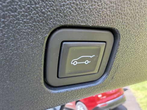 Used 2025 Buick Enclave Preferred AWD/4WD image 13