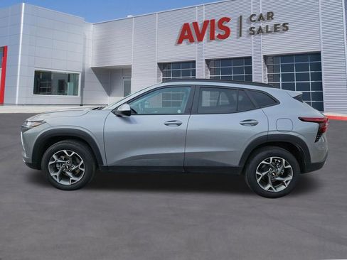 Used 2025 Chevrolet Trax LT w/ LT Convenience Package FWD image 2