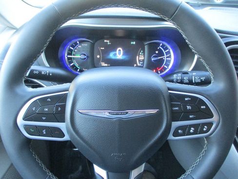 Used 2023 Chrysler Pacifica Touring-L FWD image 40