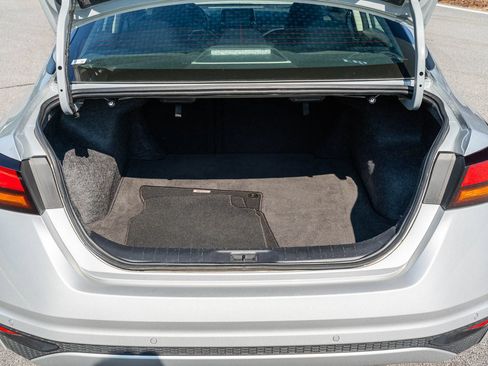 Used 2025 Nissan Altima 2.5 SV FWD image 15