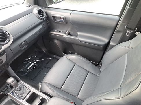 Certified 2022 Toyota Tacoma Limited image 11
