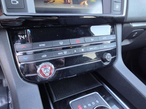 Used 2018 Jaguar F-PACE Premium image 25