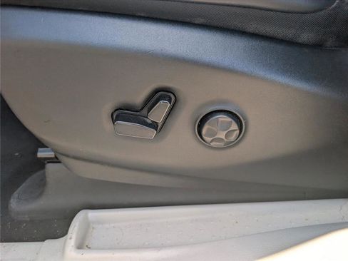 Used 2023 Chrysler Pacifica Touring-L FWD image 11