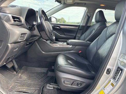 Used 2021 Toyota Highlander Platinum FWD image 6