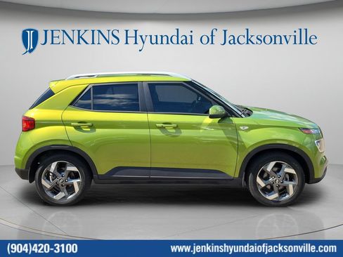 Used 2024 Hyundai Venue SEL FWD image 2